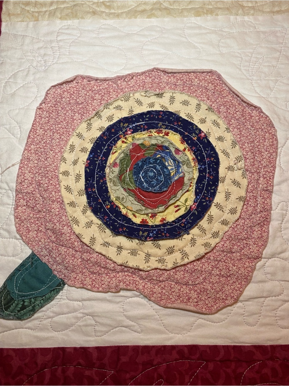Stunning Appliqué Quilt/Throw in a dimensional floral motif. Burgundy pink gree - Picture 12 of 16